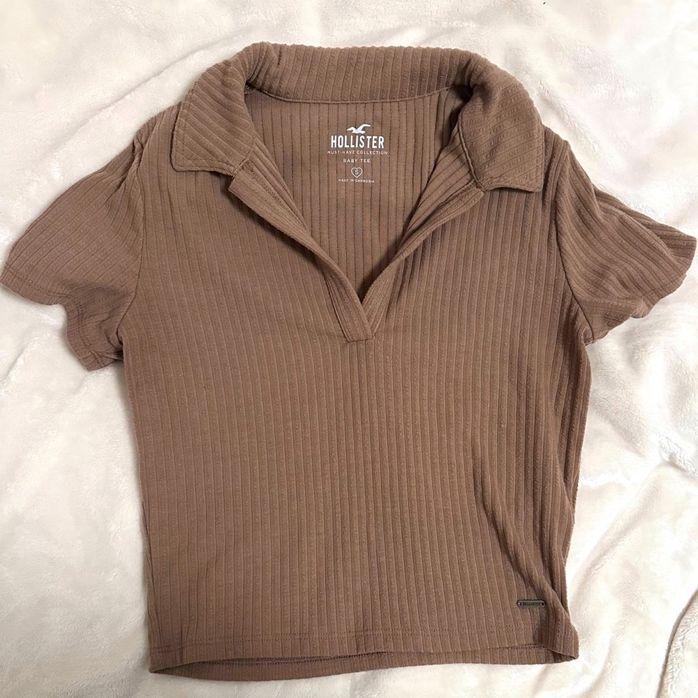 brown hollister collared baby tee
